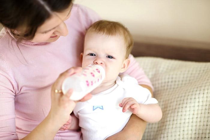 hiccups due to overfeeding in children स्तनपान के दौरान हवा गटक लेने के कारण